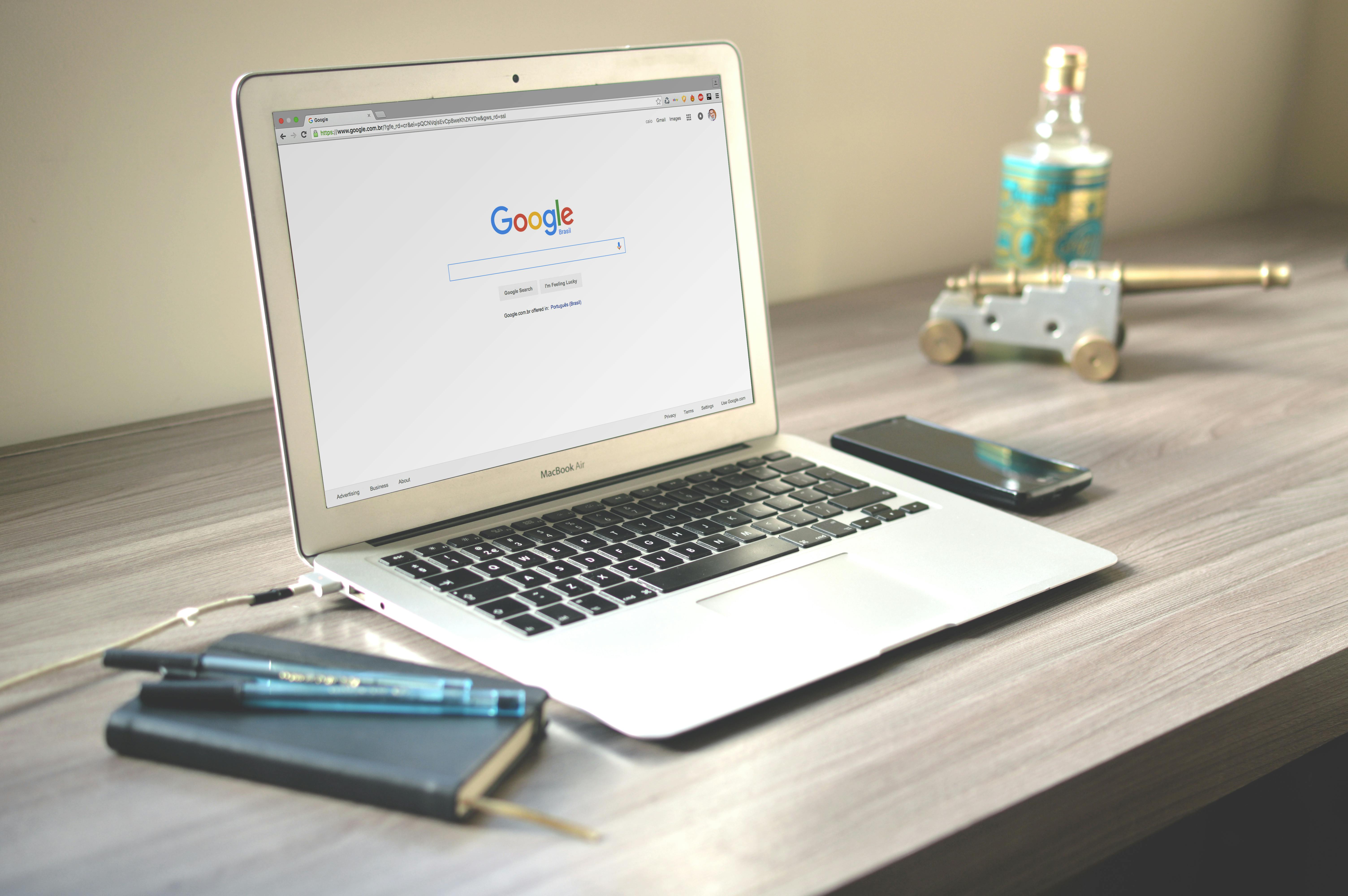 Entenda como funcionam os serviços de remoção de conteúdo e gestão de reputação online, utilizados para reduzir exposição digital, fortalecer presença
