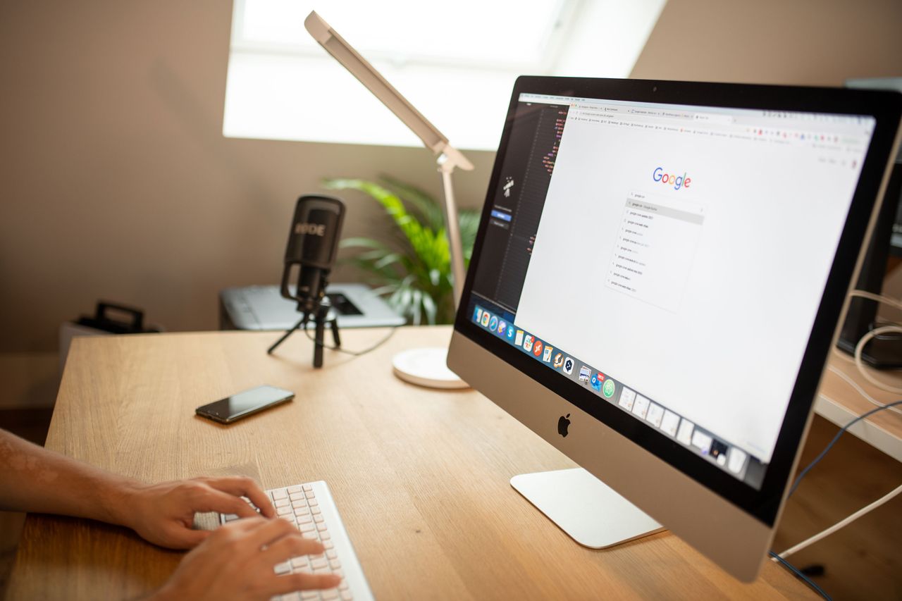 Entenda como funciona a gestão de reputação online, estratégias utilizadas para fortalecer conteúdos positivos e como empresas e profissionais trabalh