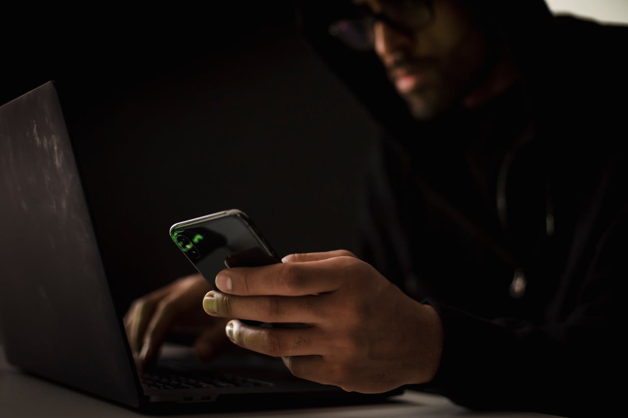 Saiba como reduzir riscos de golpes online, proteger senhas, evitar vazamentos de dados e melhorar sua segurança digital no dia a dia.